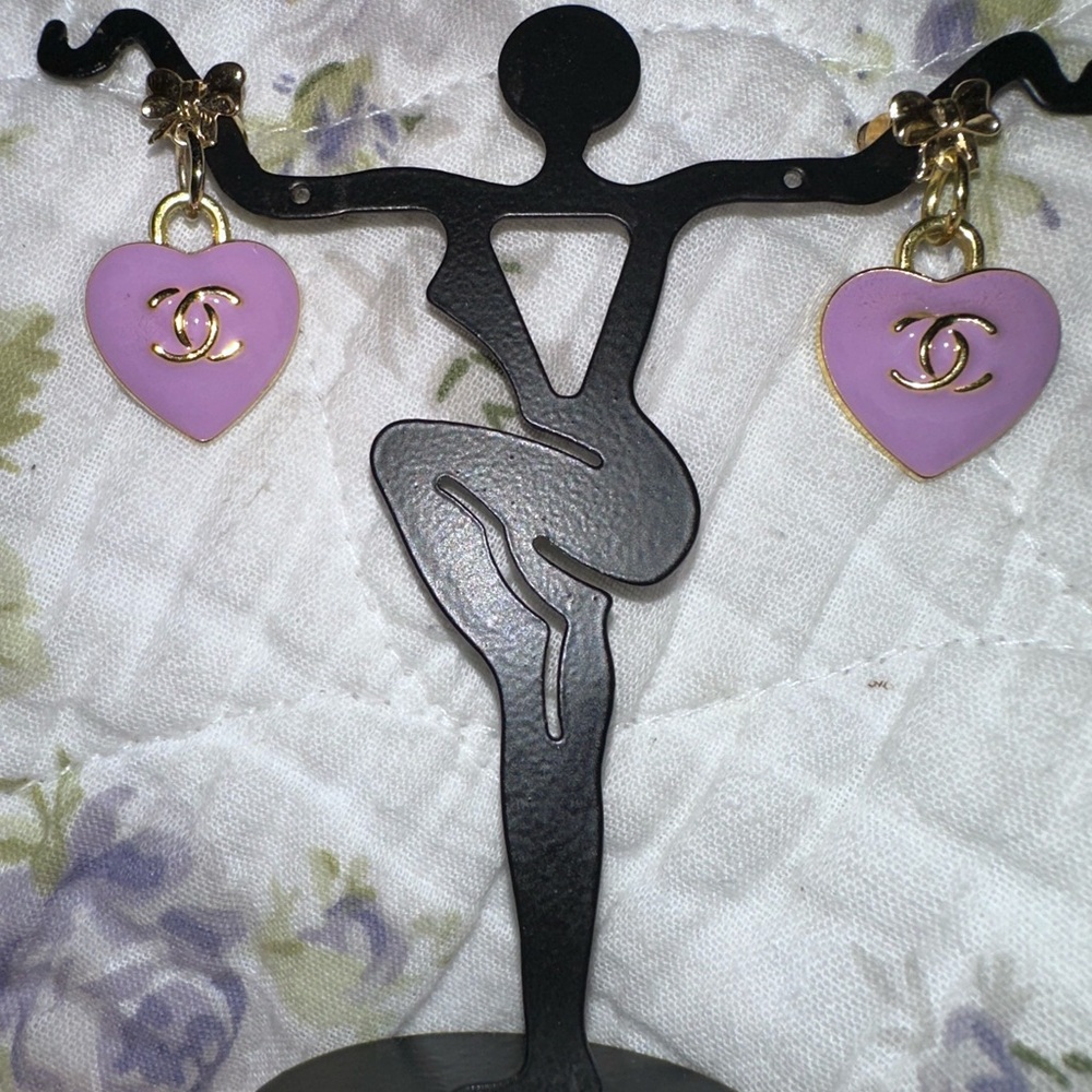 🔥CHANEL AUTHENTIC Beautiful/Adorable Lavender YES/NO Heart Earrings w/Bows🎀 - Picture 9 of 14